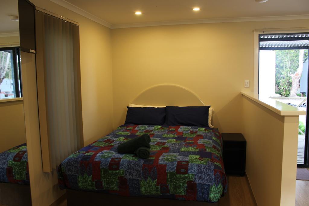 Acclaim Kingsway Tourist Park Hotel Madeley Bagian luar foto