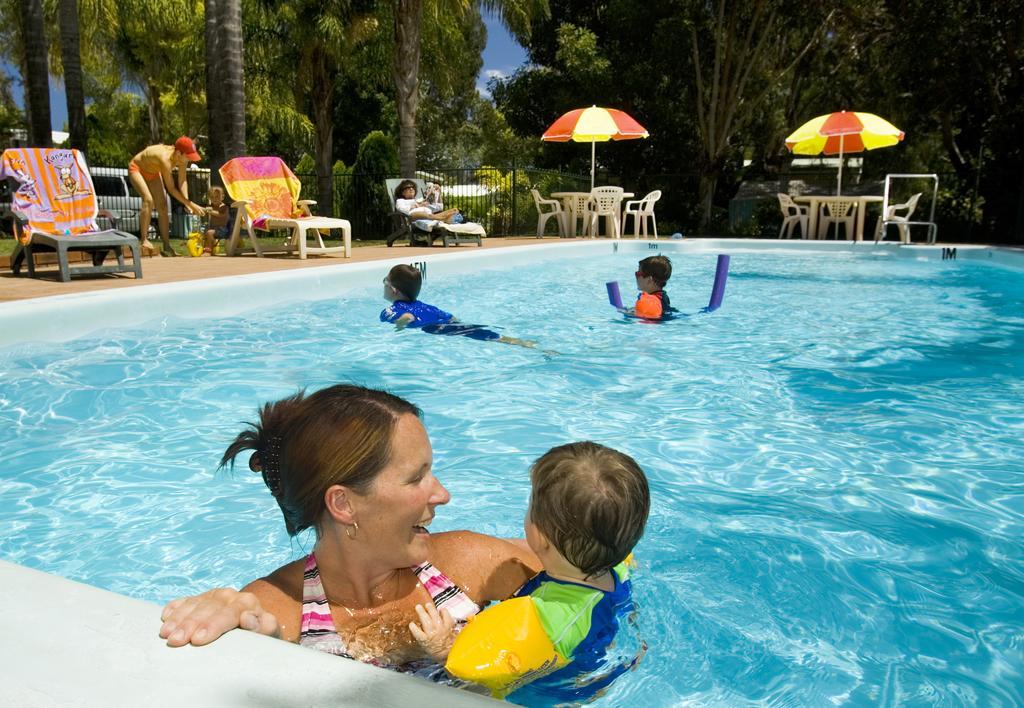 Acclaim Kingsway Tourist Park Hotel Madeley Bagian luar foto