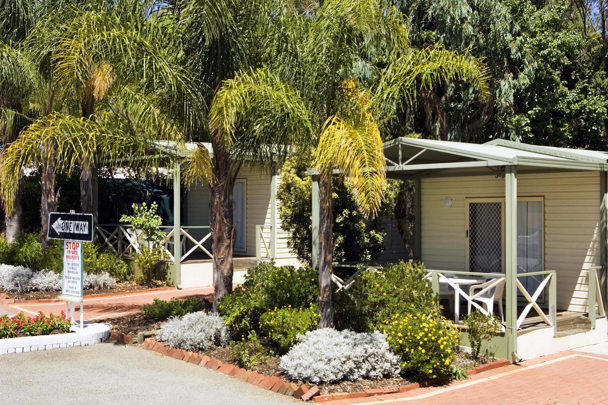 Acclaim Kingsway Tourist Park Hotel Madeley Bagian luar foto